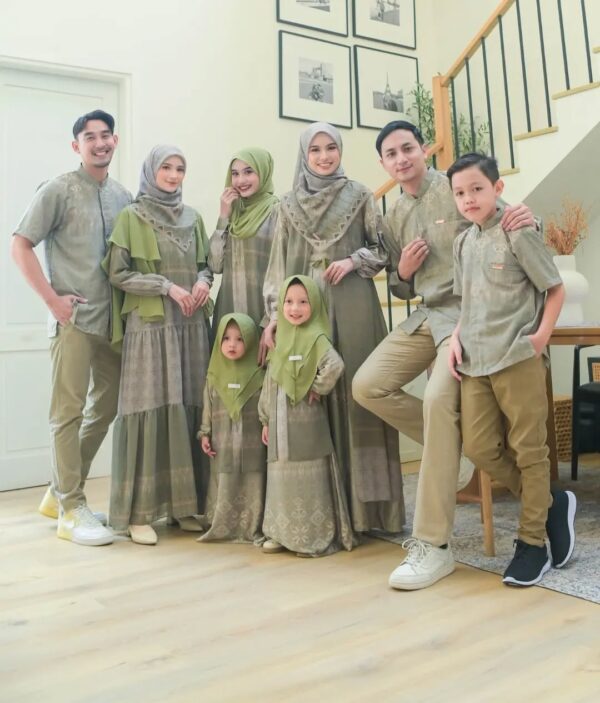 Yameena Family - Image 31