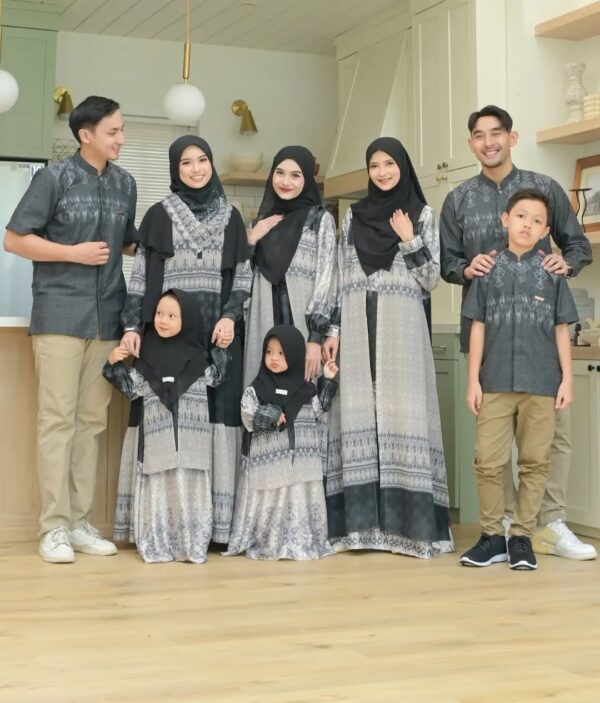 Yameena Family - Image 24